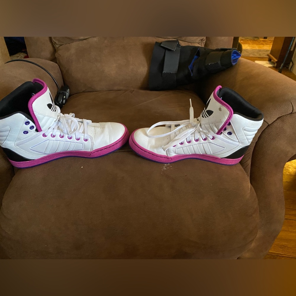 Adidas size men’s 9 in a 9/10 shape ! Men or women can wear them. - Picture 12 of 13